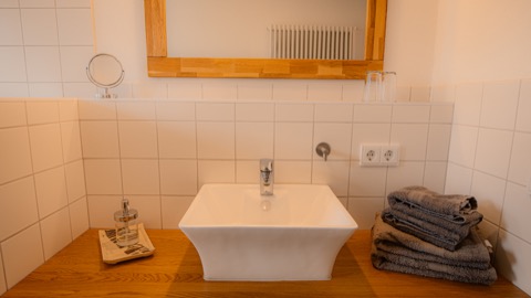 Brandenburg » Prignitz » Wittstock » Dossow: Weidenhof Simon » Wittstock Ferienwohnung » Clara » Bad » Waschbecken 