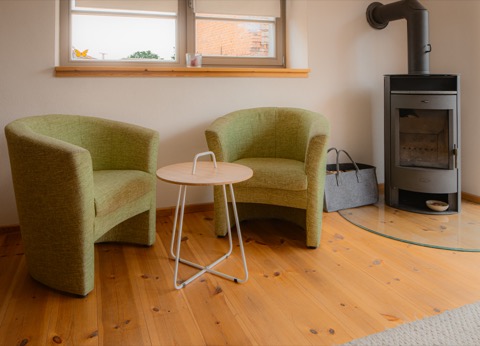 Brandenburg » Prignitz » Wittstock » Dossow: Weidenhof Simon » Wittstock Ferienwohnung » Clara » Kamin » Sitzecke 