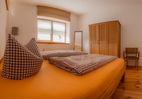 Brandenburg » Prignitz » Wittstock » Dossow: Weidenhof Simon » Wittstock Ferienwohnung » Clara » Schlafzimmer » Bett 
