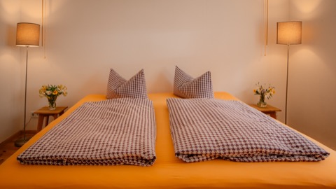 Brandenburg » Prignitz » Wittstock » Dossow: Weidenhof Simon » Wittstock Ferienwohnung » Clara » Schlafzimmer » Doppelbett 